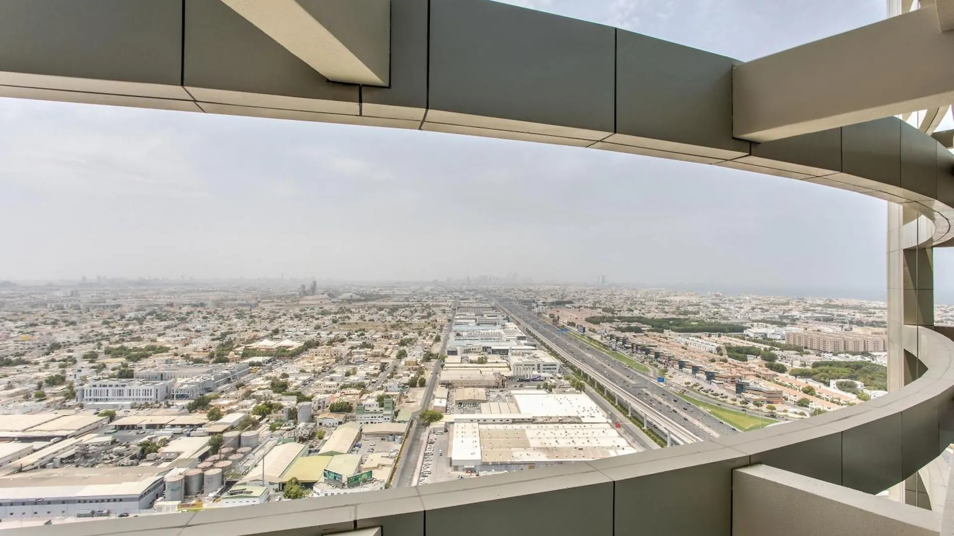 Frank Porter - Aykon City Tower Dubai
